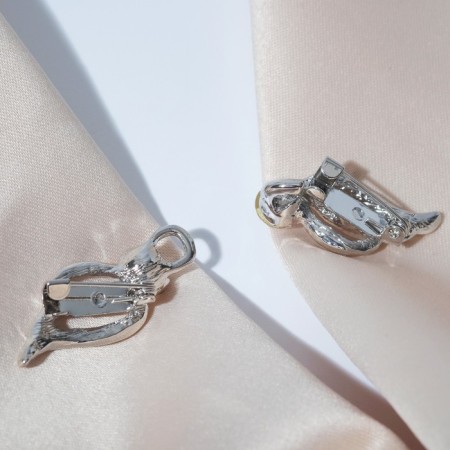 Cardigan clamp "Waves", white color in silver-4