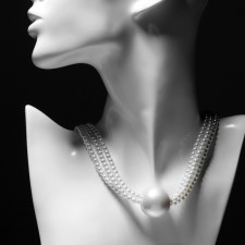 The necklace with pearls 