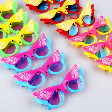 Carnival glasses "fly", the colors of mix