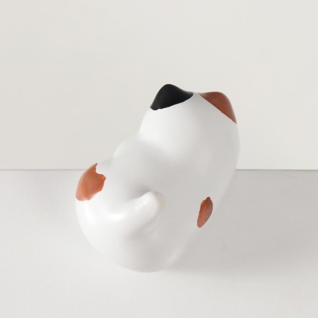 Polystone souvenir "Curious cat" 6x3.8x5 cm-3
