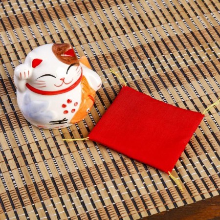 Souvenir Cot Pigger Ceramics "Maneki-Neko with a fish on the pillow" 6.5x7.5x6.3 cm-4