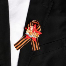 Значок деревянный с лентой "9 Мая. День Победы" звезда