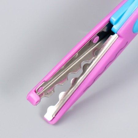 Set for scrapbooking "Zigzagi" scissors figured 15.5 cm+4 holes d = 1.2 cm10x23 cm mix-3