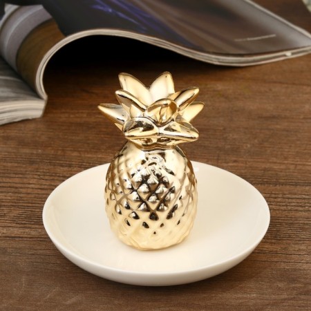 Souvenir ceramics stand for the rings "pineapp" gold 7x10x10 cm-1