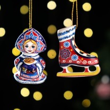 A set of Christmas tree toys 