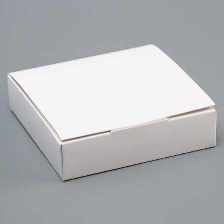 Box for 9 sweets, 13.7 x 13.7 x 3.5 cm. Confectionery packaging