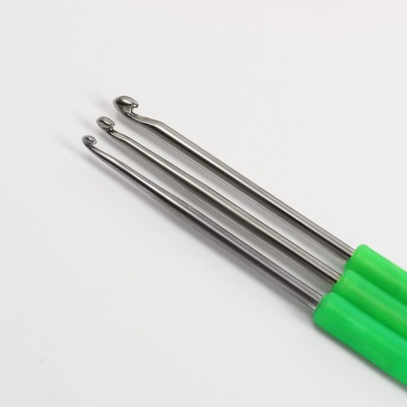 A set of hooks for knitting, with plastic handles and caps, d = 1.5-2.5 mm, 14 cm, 3 pcs, color mix-3
