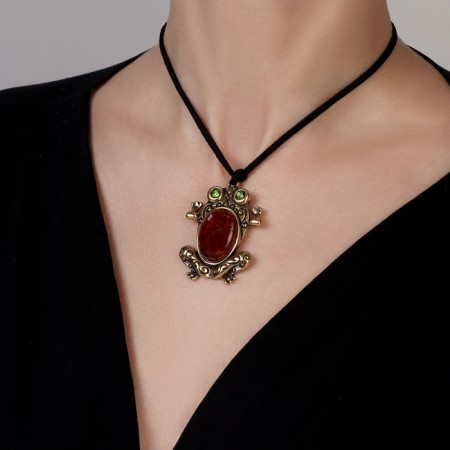 Piece "Frog", brass, amber