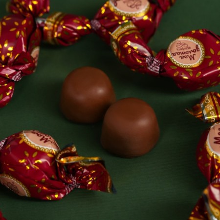 Chocolate sweets "best in the world" in a box with a bow, 200 g.-1