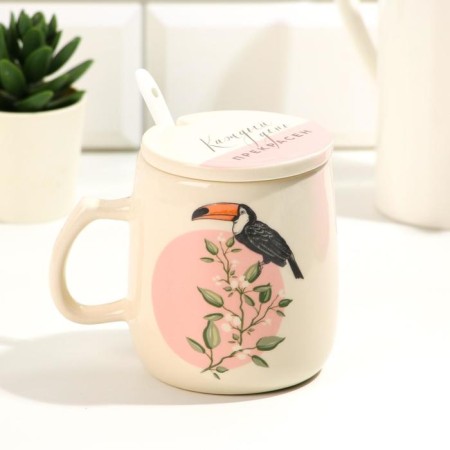 Ceramic mug with a lid and a spoon “every day is beautiful”, 450 ml, beige color