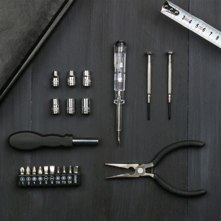 A set of tools in the canister of the “Correct Man”, 21 in 1-2