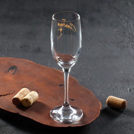 Champagne glasses "weak and dependent"-3