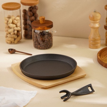 Cast iron pan on a wooden stand Sl Home, D = 22.5 cm, h = 2.5 cm, black color is black-7