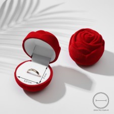 The case velvet under the rose ring is large, 6 × 5.5, the color is red, the insert is white