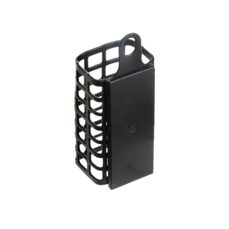 The feeder is steel, rectangular, 30 g-1