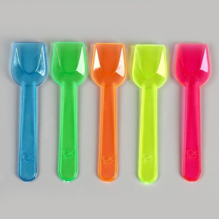 Tablespoons are plastic, in the set is 24 pieces, the colors of mix
