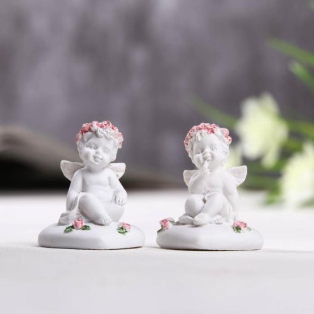 Souvenir Polystone "Angel Sit on the Heart" in a wreath of roses, mix, 3.5x3x4 cm