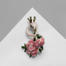 Flamingo brooch in roses, colored in gold