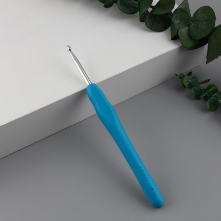Knitting hook, with silicone handle, d = 4 mm, 14 cm, blue color