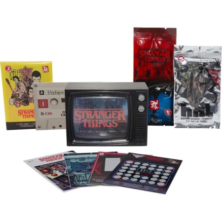 A set-surge with the figure “Very strange things”, with accessories, 7 cm, mix-4