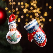 A set of Christmas tree toys 