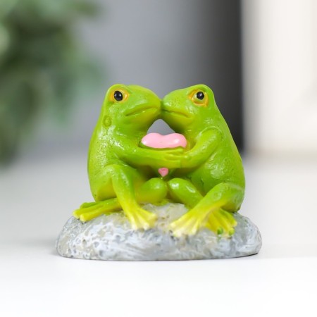 Souvenir Polystone "Frog with a heart on the pebble" 4.7x4.3x5.2 cm