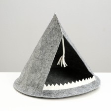Animal house from felt 