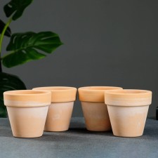 A set of 4 flower pots 