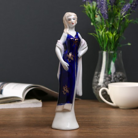 Souvenir Ceramics "Madmoiselle Eloise in the cape" 22x7x5 cm-1
