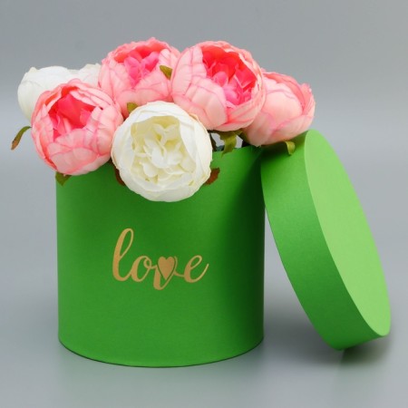 The box is round, with the embossing "Love" Saladovaya, 18*18*18cm
