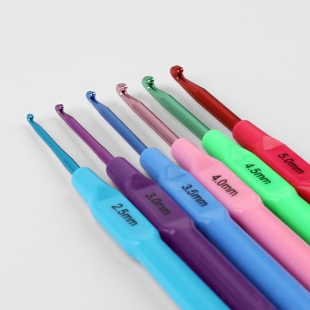 A set of hooks for knitting, with a plastic handle, d = 2.5-5 mm, 14 cm, 6 pcs, color colorful color-3