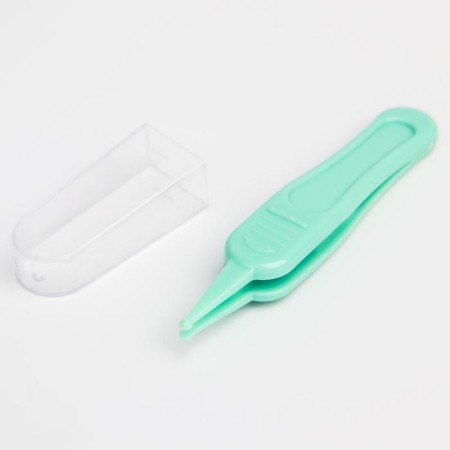 Pinzet for cleaning the nose, childish, with a cap, green color