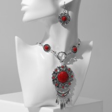 Set 2 objects: earrings, necklace 