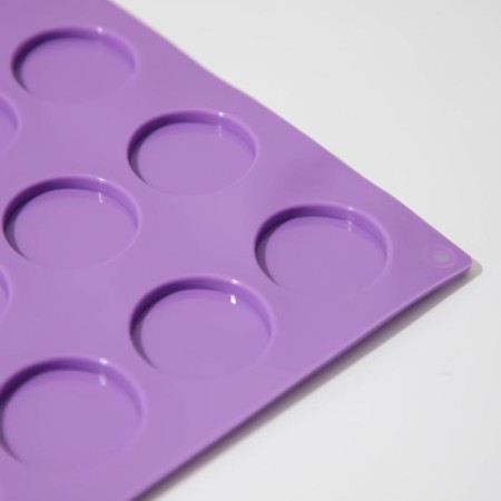 The shape for chocolate is the “Circle”, silicone, 27.7 × 17.3 × 1 cm, 24 cells (D = 3.4 cm), Mix color-2