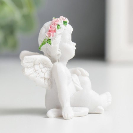 Suvenir Polystone "Snowthrough angel with a wreath of roses sits" 5x3.5x4.3 cm-1