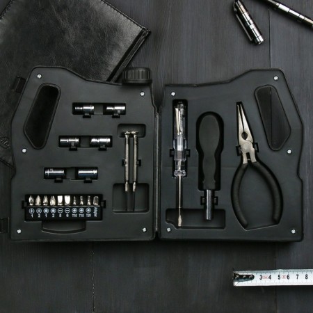 A set of tools in the canister of the “Correct Man”, 21 in 1-1