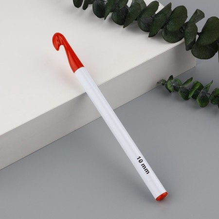 Knitting hook, d = 10 mm, 15 cm, white/red color