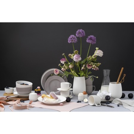 A set of two white plates from the Edge collection, 26 cm-9