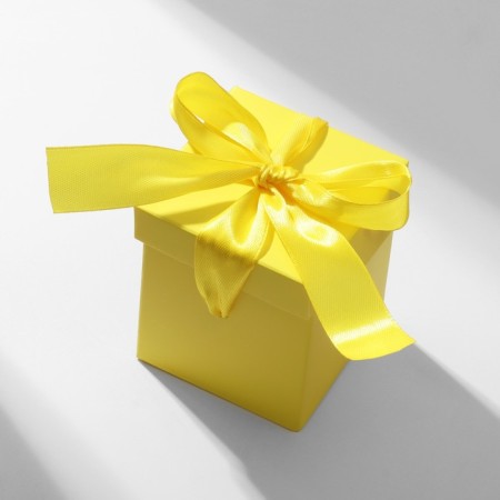 Gift box "Present" 6 × 6, yellow