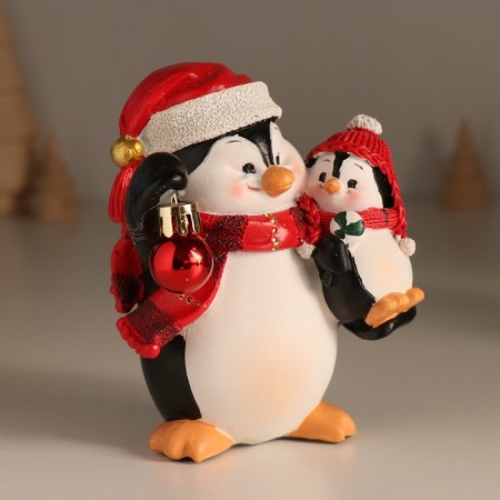 Polystone souvenir "Penguin with baby and Christmas ball" 11x7.5x12 cm-1