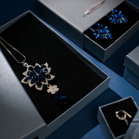The pendant "Flower" is magical, the color is blue-white in silver, 70cm-3