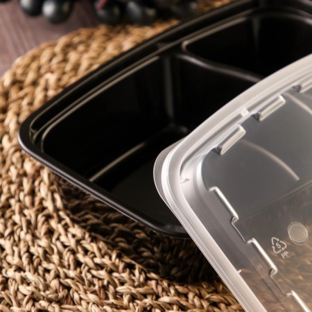 A disposable plastic container with a lid, 830 ml, 2-secto-1