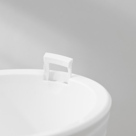 Kashpo for flowers with an insert "Valencia", 2 l, white color-2