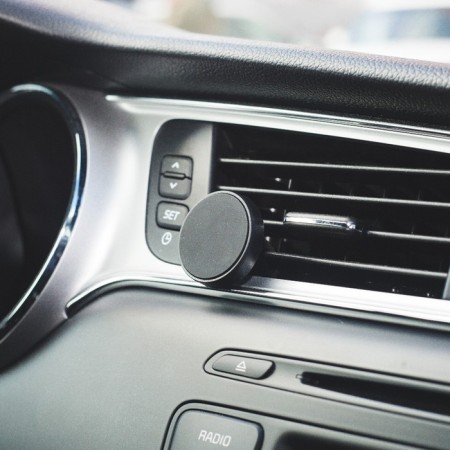 Phone holder, magnetic in the deflector, black