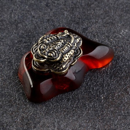 Souvenir "Frog is a three -haired", brass, amber, 2x3x1.5 cm