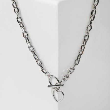 The necklace "chain" is heart, the color is silver, 45 cm