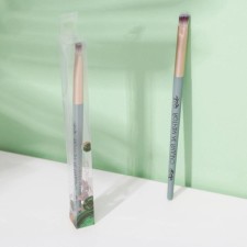 Makeup brush, beveled 
