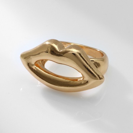 Ring metal "Trend" lips, color gold, size 16