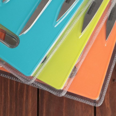 A set of kitchen supplies, 5 objects: knives 7.5 cm, 12.5 cm, 17.5 cm, scissors, board 29 × 20 cm, color mix-5