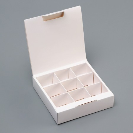 Box for 9 sweets, 13.7 x 13.7 x 3.5 cm. Confectionery packaging-2